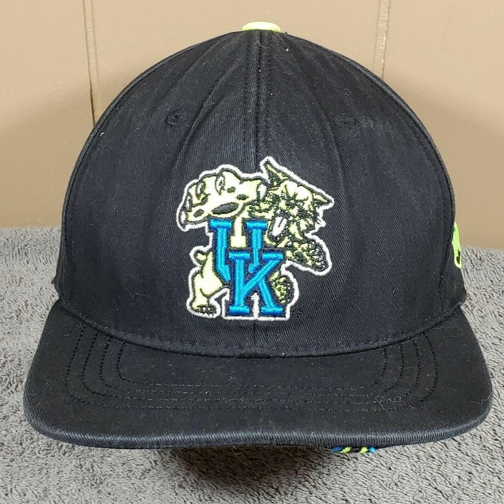Kentucky Wildcats Hat TOP OF THE WORLD BLACK STRETCH FIT UK cap Blue Green